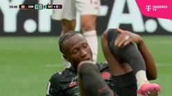 Plötzlich hält das ganze Stadion den Atem an