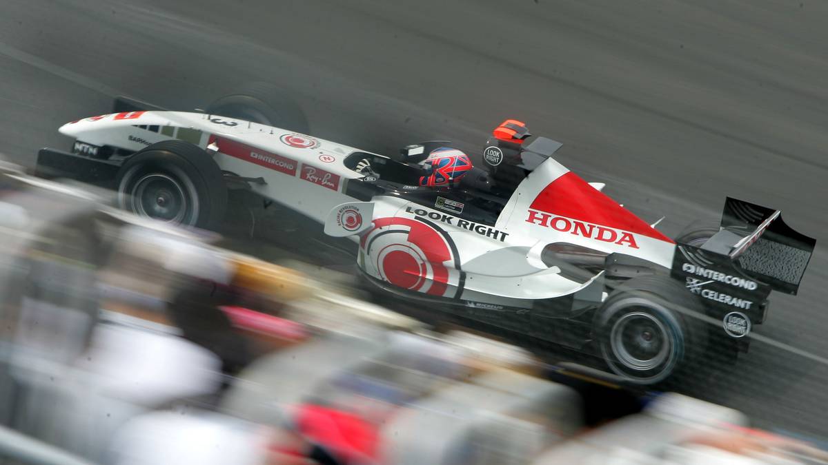 JENSON BUTTON (2005): Der Engländer sicherte sich nach schwachem Saisonstart überraschend die Pole-Position in Montreal. Schon am Start musste er die Führung aber hergeben und gab einen möglichen Podestplatz mit dem Einschlag in die "Wall of Champions" aus der Hand