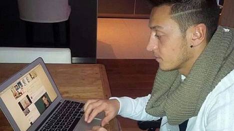 Bei einem Blick auf den Laptop kann sich Mesut Özil freuen.