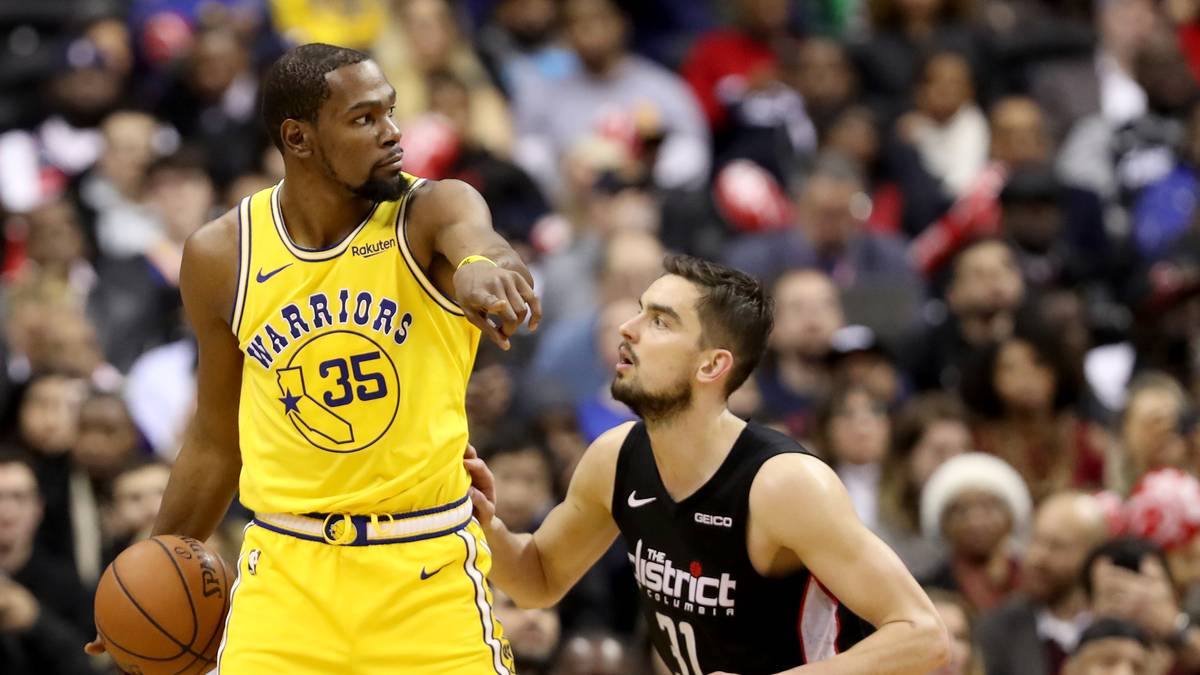 KEVIN DURANT - 32 MILLIONEN DOLLAR: Der 30 Jahre alte NBA-Profi wurde in den vergangenen beiden Jahren Meister mit den Golden State Warriors. Mit Ausrüster Nike hat Durant einen Individual-Vertrag, auch Alaska Airlines und Bats werben mit dem Small Forward