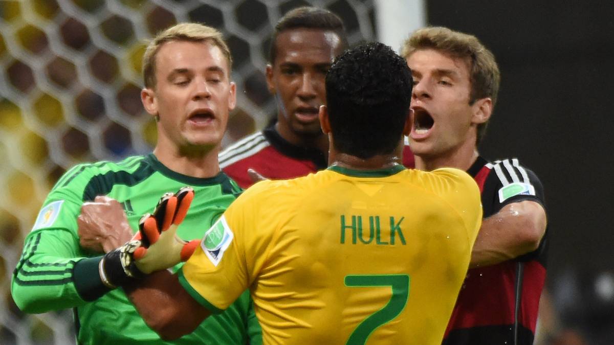 Auf dem Platz geht es dagegen härter zur Sache. Manuel Neuer und Müller können gerade so zwischen den Streithähnen Hulk und Jérôme Boateng schlichten