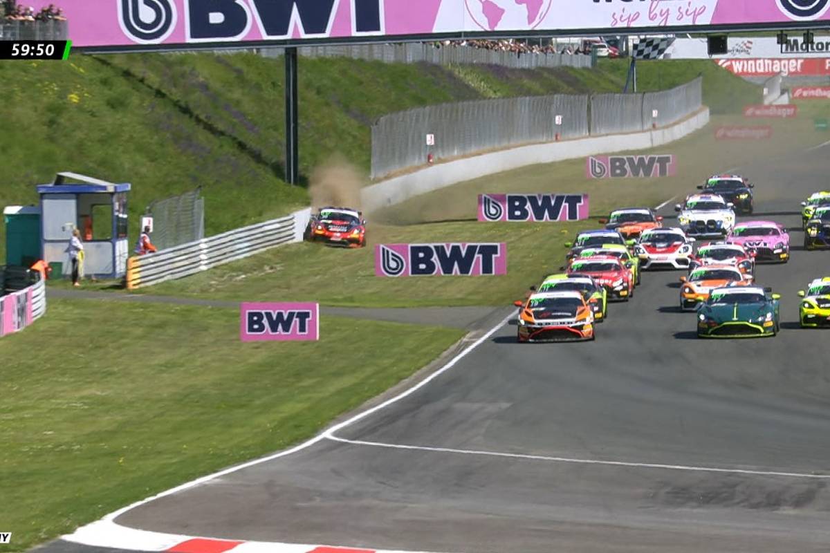 Enrico Förderer und Jay Mo Härtling machen den makellosen Saisonauftakt bei der ADAC GT4 Germany perfekt. Das Rennen in Oschersleben ist von Zusammenstößen geprägt.