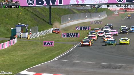 Enrico Förderer und Jay Mo Härtling machen den makellosen Saisonauftakt bei der ADAC GT4 Germany perfekt. Das Rennen in Oschersleben ist von Zusammenstößen geprägt.