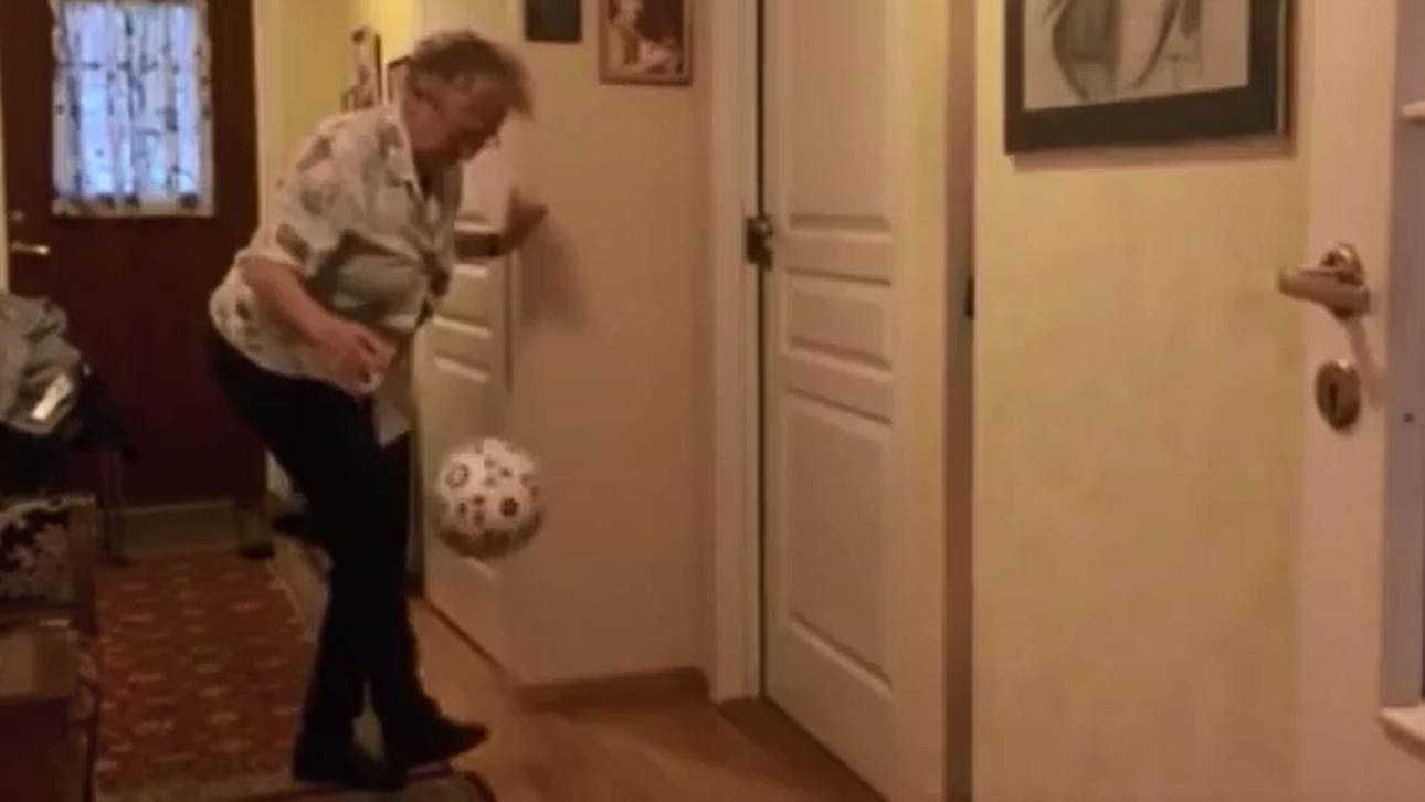 90-Jährige trickst mit Fußball