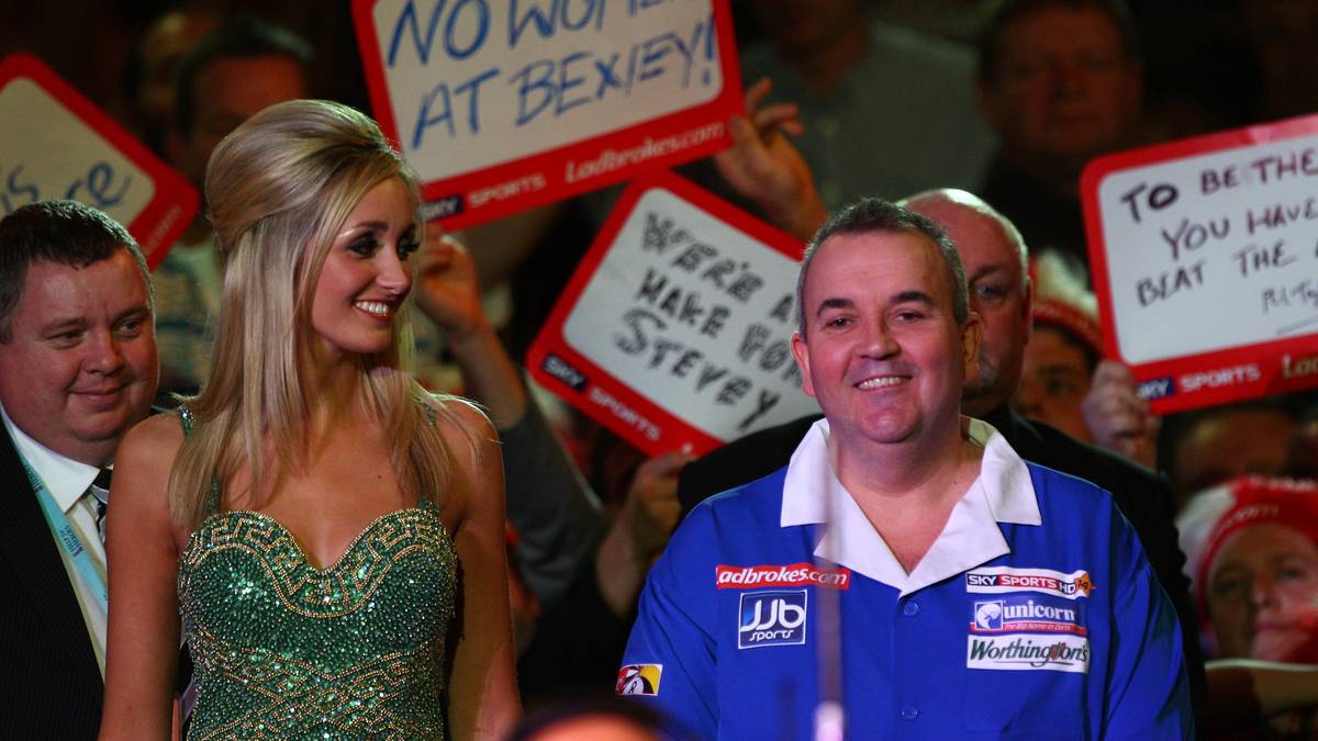 ... denn einer hat noch nicht genug. Serien-Champion Phil Taylor ist nach zweijähriger Abstinenz wieder da. In beeindruckender Manier setzt er sich im Finale gegen Raymond van Barneveld mit 7:1 durch - Titel Nummer 12