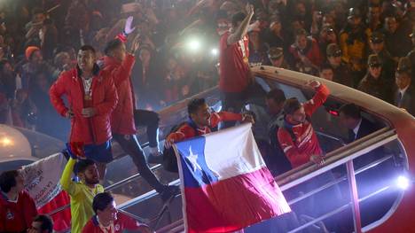 Chiles Team ließ sich im offenen Bus feiern