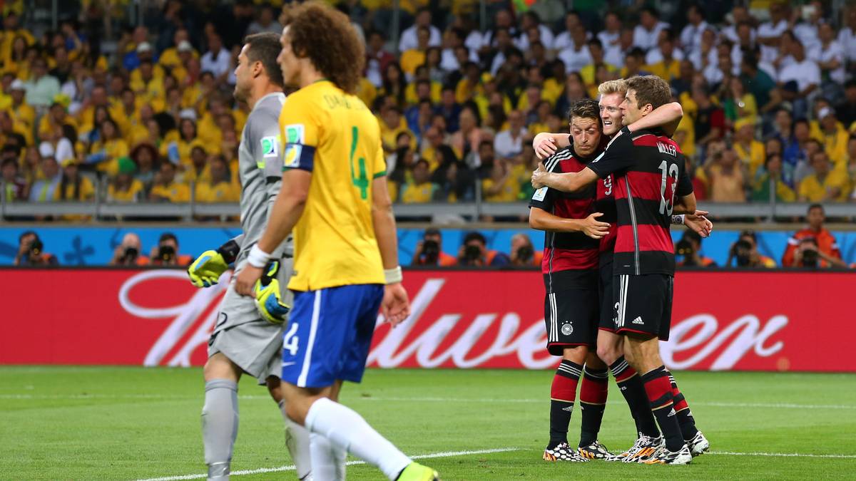 Am legendären 7:1 im Halbfinale gegen Gastgeber Brasilien ist Müller mit einem Treffer und einer Vorlage beteiligt. Damit schreibt der Bayern-Stürmer Geschichte: Sein Tor gegen die Selecao ist das 2000. deutsche Länderspieltor