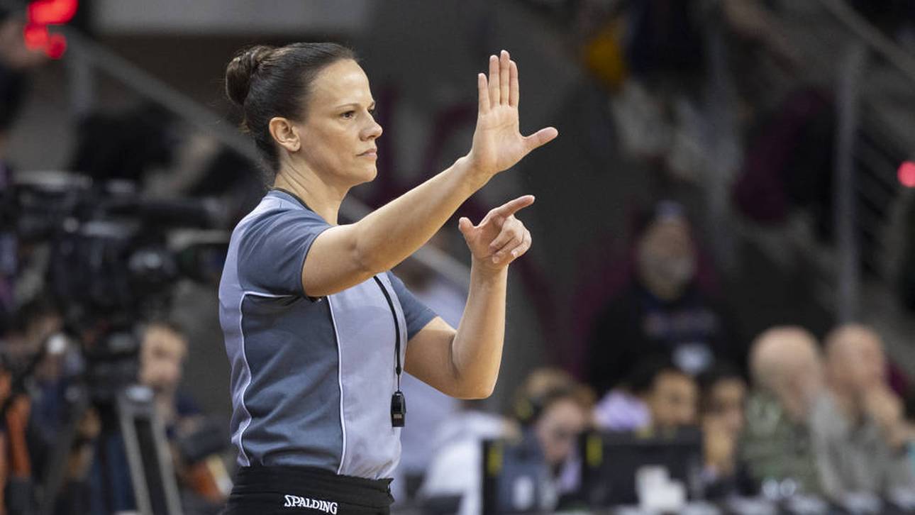 Schiedsrichterin mit Trikot-Fail