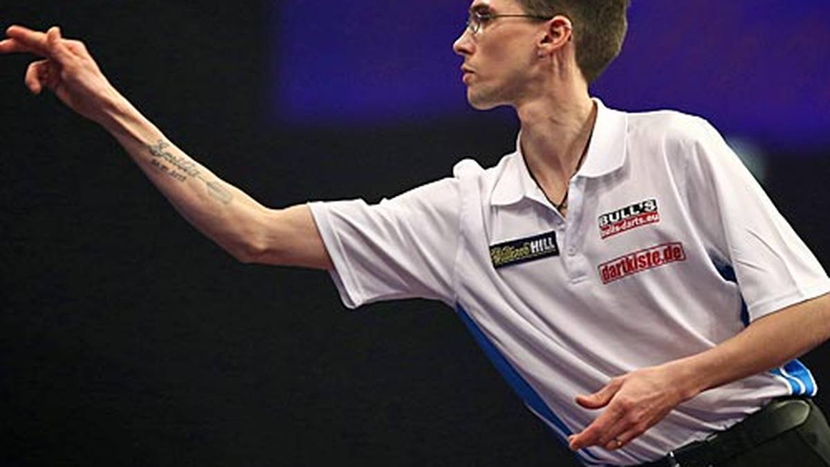 Die große Show liefert Stein aber auch auf der Bühne ab. Völlig überraschend schnappt sich der Qualifikant den ersten Satz gegen "Mighty Mike"