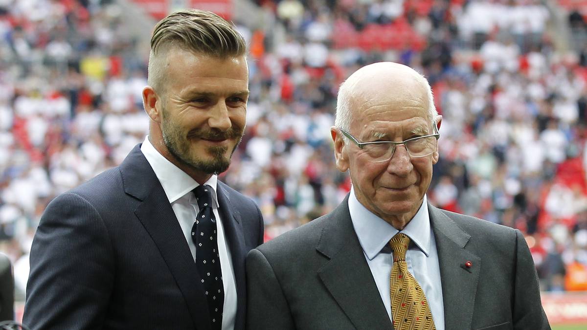 Charlton repräsentiert Manchester United bis heute in der Funktion des Klub-Botschafters. Einen ähnlichen Heldenstatus bei den Fans erreichte David Beckham
