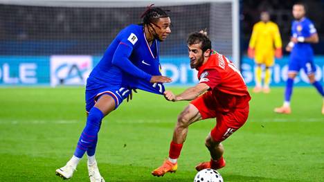 Frankreich-Coach Didier Deschamps stärkt Bayern-Star Michael Olise den Rücken. Trotz kleiner technischer Fehler bleibe der Offensivspieler ein wichtiger Bestandteil der Équipe Tricolore.