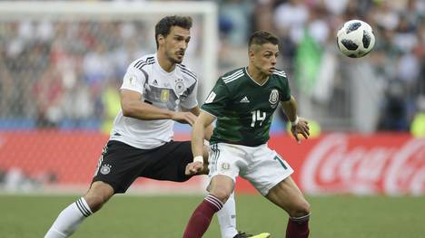 Mats Hummels (l.) und Co. legten gegen Mexiko mit Chicharito (r.) einen Fehlstart in die WM hin