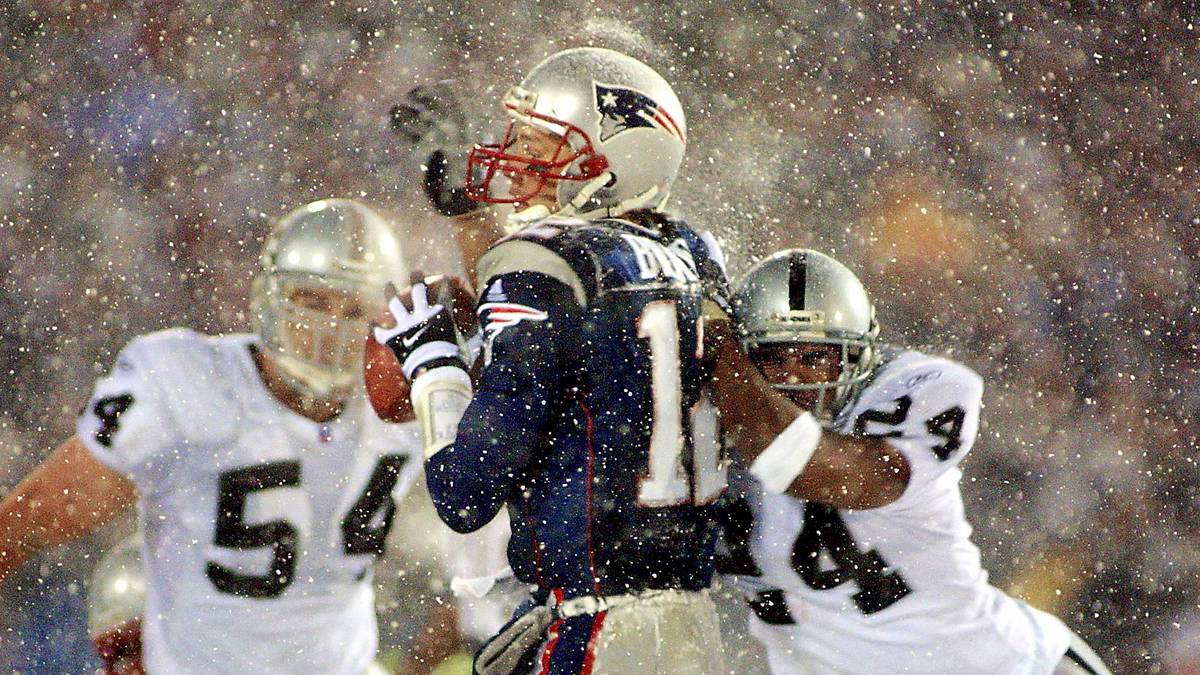 Dort gewinnen die Pats erst umstritten gegen Oakland (die berühmte "Tuck-Rule"), dann verletzt sich Brady im Championship Game. Zum Super Bowl gegen die stark favorisierten Rams ist er aber wieder fit. Eineinhalb Minuten vor dem Ende steht ein Unentschieden auf der Anzeigentafel, …