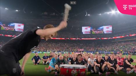 Nach dem 3:2-Sieg über den Senegal freut sich Norwegen mit den Fans. Und wie kann man den Erfolg besser feiern als mit einer Runde rudern?