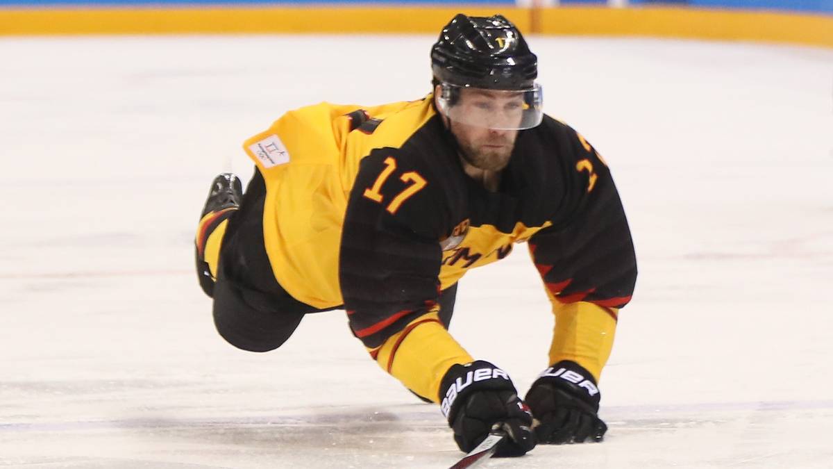 MARCUS KINK (32, Adler Mannheim, Stürmer): Gehört zu den erfahrensten Spielern im Kader. Spielt seit 2004 für die Adler, wurde zwei Mal Meister. Kink zeichnet sich weniger durch seine Torgefahr, aber vielmehr durch sein betont physisches Spiel aus. Der Kabinen-DJ ist seit 2004 bei der DEB-Auswahl dabei