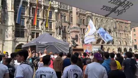 Vor dem Halbfinale in der UEFA Champions League nehmen Fans von Real Madrid die Münchener Innenstadt ein.