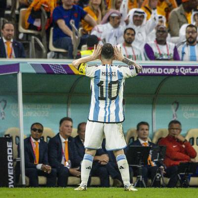 Die Argentinier feiern den Spektakel-Sieg gegen die Niederlande mit Provokationen. Auch Lionel Messi mischt mit.