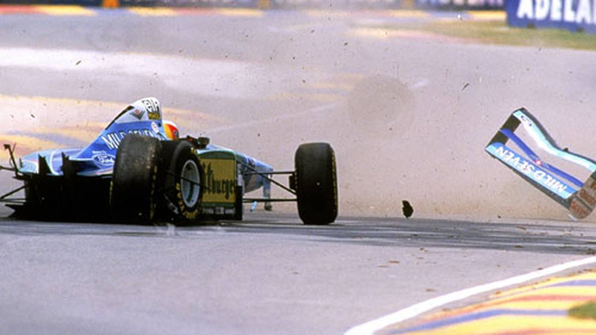 Im Training zum abschließenden Grand Prix der Saison 1994 in Australien crasht der Kerpener schwer 