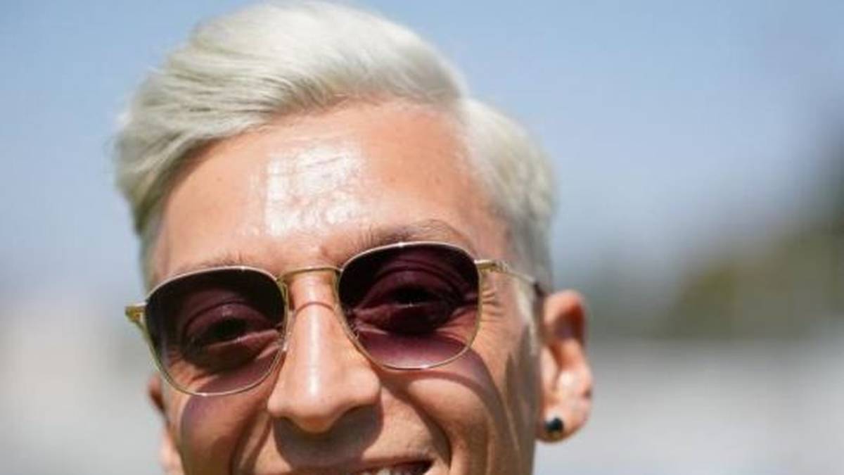 Bei der US-Tour des FC Arsenal lief der Mittelfeldspieler auf einmal mit blonden Haaren auf. Hintergrund ist eine verlorene Wette von Özil mit Teamkollege Alexandre Lacazette. Auch Shkodran Mustafi und Sead Kolasinac sollen erblondet sein