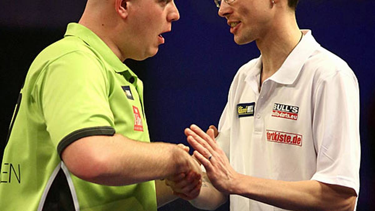 ... gegen den Weltmeister van Gerwen. Er klaut ihm den ersten Satz, verliert dann aber doch mit 1:4. Der Champion lobt den "Stoiner" dennoch öffentlich