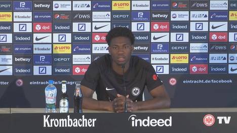 Der Neuzugang der Eintracht Faride Alidou spricht auf der Pressekonferenz über die vielen Anfeindung, denen er sich in den sozialen Medien stellen muss.