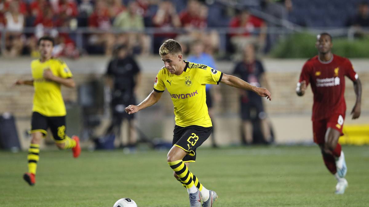 LINKSAUSSEN: Zwar sieht Favre Neuzugang THORGAN HAZARD wohl eher im Zentrum, in Abwesenheit von Brandt dürfte er aber auf dem linken Flügel beginnen, nachdem er beim Supercup wegen Sprunggelenksprobleme noch gefehlt hatte