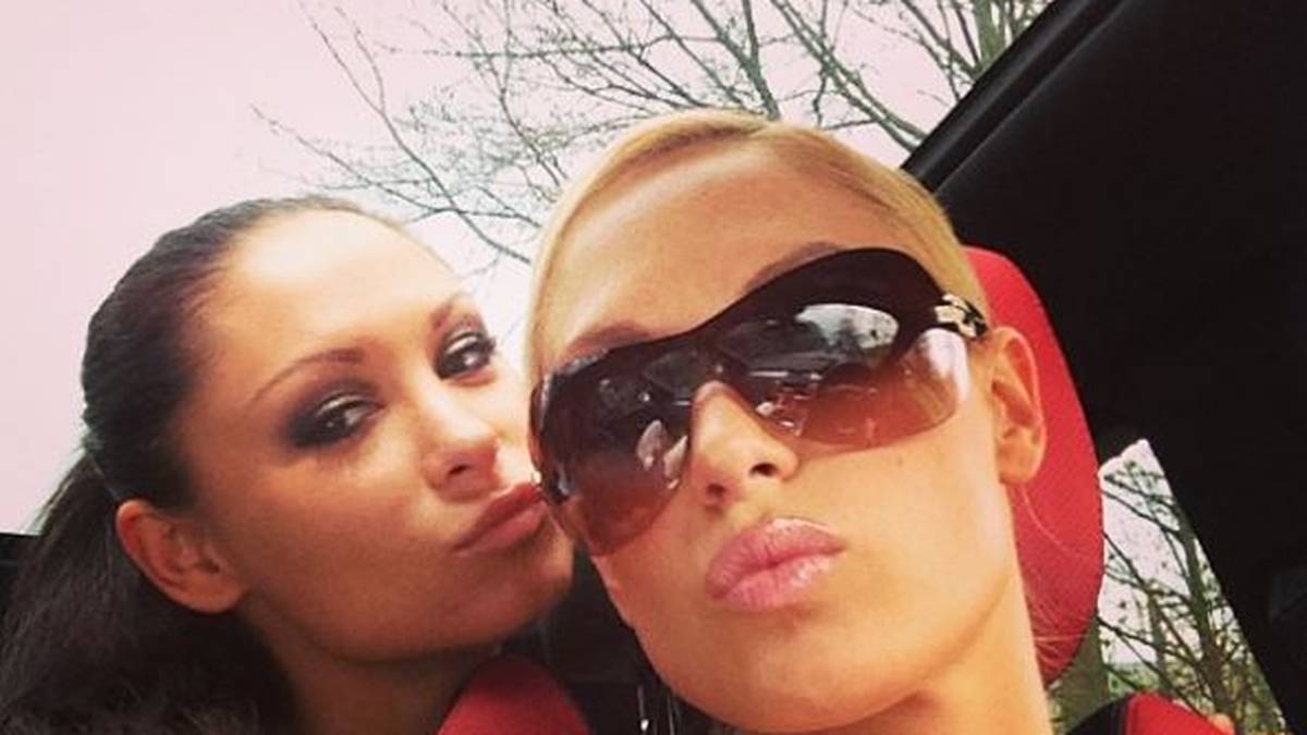 Sarah Arnautovic (r.), Frau von Österreichs Mittelfeldrakete  Marko Arnautovic, macht ein Selfie im Auto