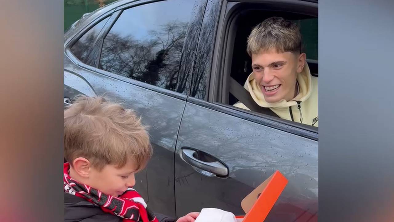 Herzerwärmende Szenen! United-Star Garnacho beschenkt kleinen Fan