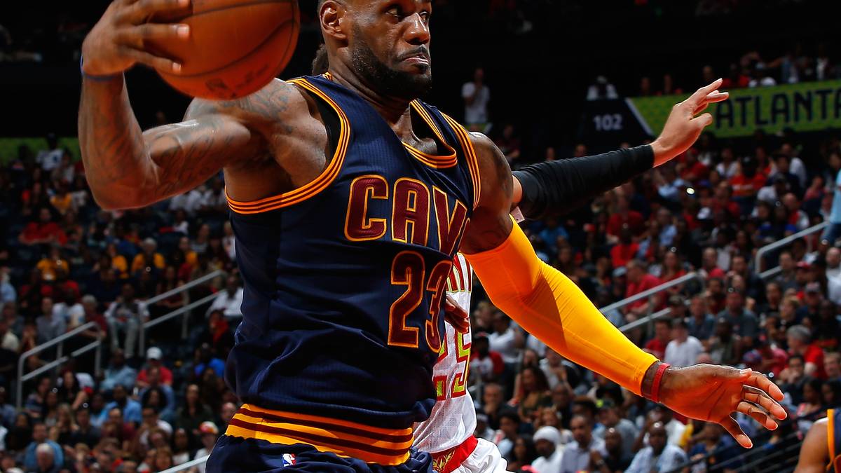 Knapp hinter "Defensive Player of the Year" Leonard (634 Punkte) bleibt für den viermaligen MVP LeBron James mit 631 Zählern nur Platz drei. Immerhin landet der "King" der Cleveland Cavaliers noch vor Triple-Double-Maschine Russell Westbrook, obwohl der Aufbau der Oklahoma City Thunder durchaus einen Platz unter den Top 3 verdient gehabt hätte