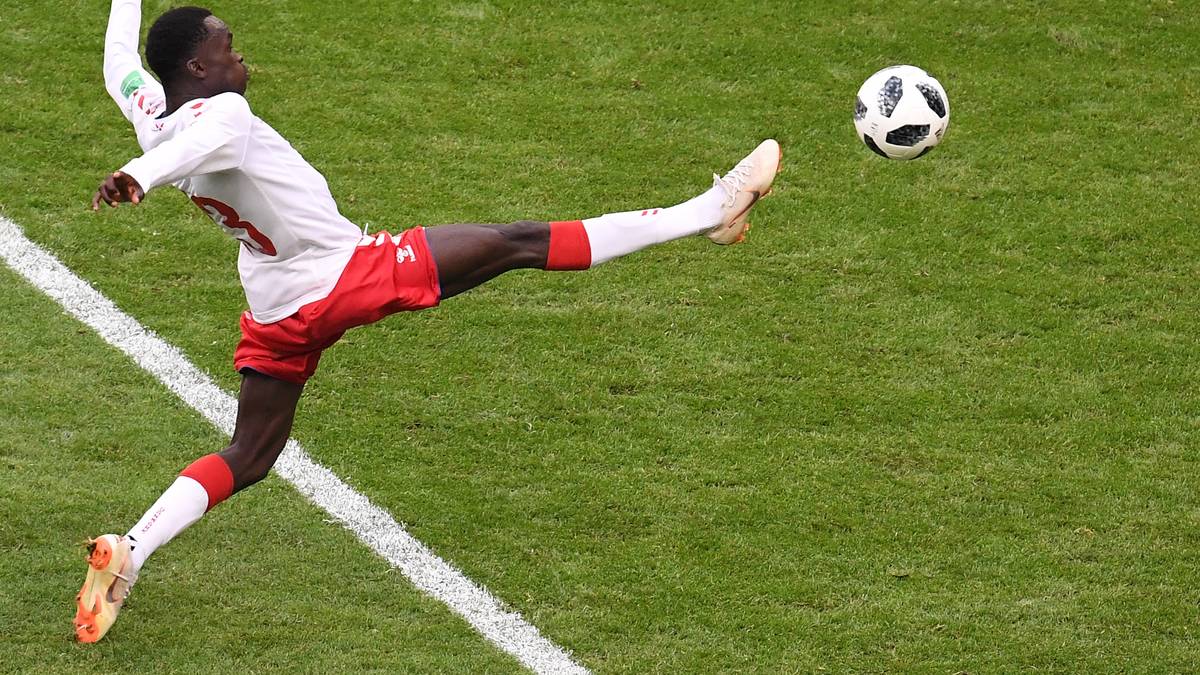PIONE SISTO (DÄNEMARK): Auch der wieselflinke Linksaußen der Dänen hat in den ersten beiden WM-Spielen bewiesen, dass er ein Kandidat für ein "Upgrade" ist. Derzeit steht Sisto bei Celta Vigo unter Vertrag, doch der FC Liverpool hat angeblich schon seine Angel nach dem 23-Jährigen ausgeworfen