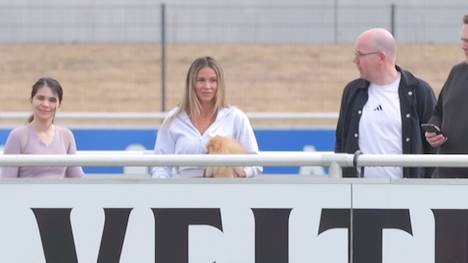 Prominenter Besuch beim Training von Schalke 04. Die italienische Sportmoderatorin Diletta Leotta beäugte kritisch das Training der Königsblauen. Mittendrin: Ehemann Loris Karius.