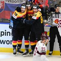Der deutschen Eishockey-Nationalmannschaft gelingt bei der Weltmeisterschaft im Spiel gegen Lettland ein beeindruckender Befreiungsschlag.