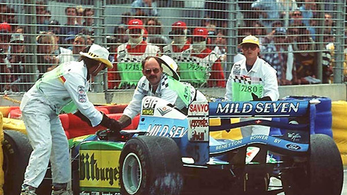 Rumms, da ist es passiert. Bis heute streiten sich die Experten, ob Schumacher die Kollision mit Absicht herbeigeführt hat, wie Hill behauptete