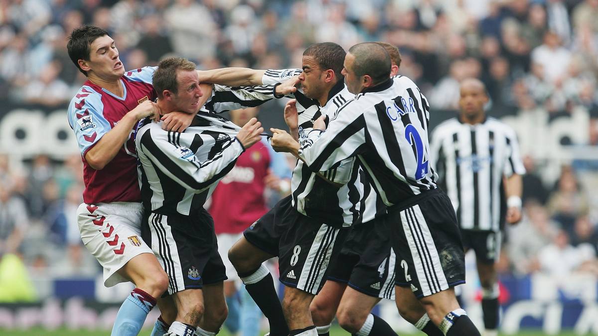 KIERON DYER/LEE BOWYER: Im April 2005 liegt Newcastle United gegen Aston Villa zurück, da brennen den beiden Magpies-Profis Bowyer und Dyer die Sicherungen durch. Bowyer schlägt Dyer mehrfach ins Gesicht. Dieser wehrt sich und haut ebenfalls ordentlich zurück. Beide müssen von mehreren Mitspielern sowie Villa-Angreifer Gareth Barry getrennt werden