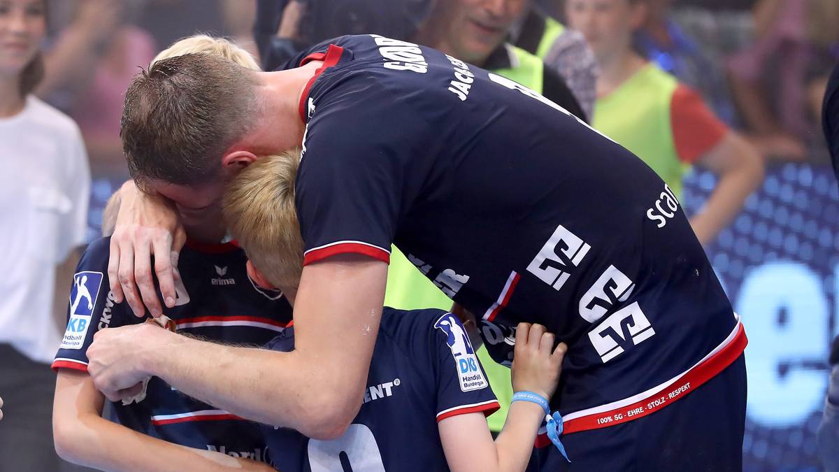 Sichtbar gerührt feiert deshalb auch Nationalspieler Holger Glandorf den Titel mit seinen Kindern. "Ich bin einfach nur happy. Es war sehr zäh, aber das ist total egal. Wir sind Deutscher Meister!", jubelt er nach der Partie bei "Sky"