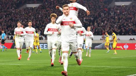 VfB-Star Maximilian Mittelstädt trifft in der Europa League gegen Maccabi Tel Aviv per Strafstoß zum 3:0 und packt einen speziellen Torjubel aus. Hinterher verrät der Stuttgarter, wem er diesen Jubel widmet.