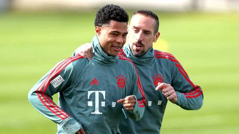 12 Jahre lang hat Franck Ribery beim FC Bayern die Rückennummer 7 getragen. Jetzt übernimmt sie Serge Gnabry. Der Franzose gratuliert seinem Nachfolger.