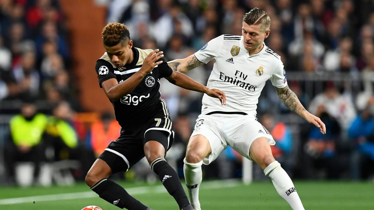 Dennoch ist ein Kroos-Abgang aus der spanischen Hauptstadt keineswegs sicher. Die "AS" berichtete jüngst von einem Wechselwunsch des Weltmeisters von 2014. Diesem widersprach der Mittelfeldspieler jedoch vehement