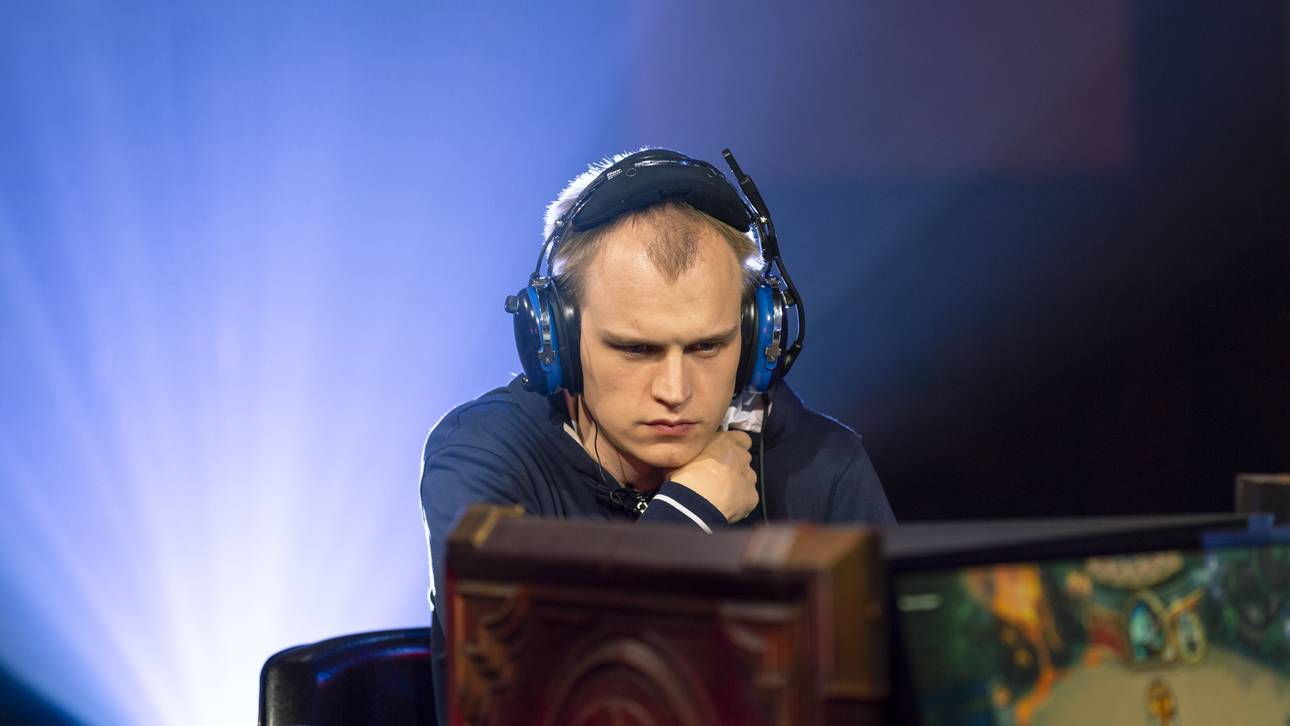 Spieler Raphael Bunnyhoppor Peltzer im Finale der HCT-Sommermeisterschaft von Hearthstone