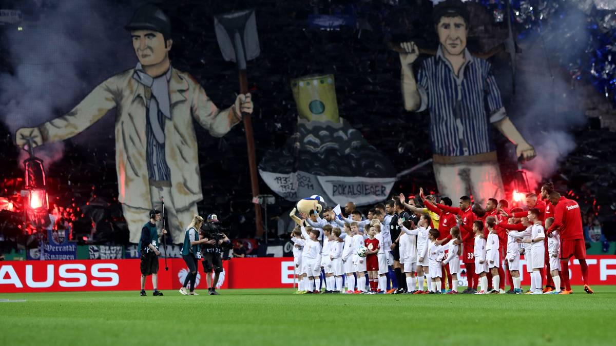 Die Fans der Königsblauen hoffen nach dem Derbysieg gegen Dortmund auf den nächsten Coup und sorgen mit einer beeindruckenden Choreo für Stimmung