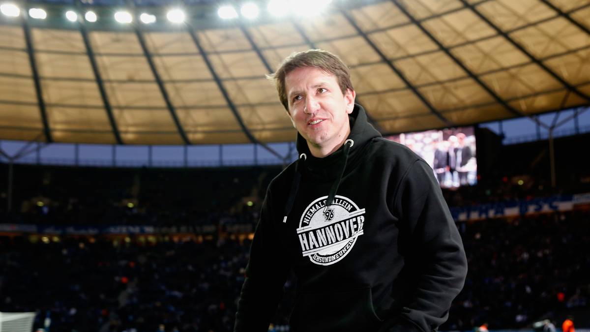Trotz der fast aussichtslosen Situation von Hannover war es für den 42-Jährigen keine schwere Entscheidung, den Posten anzutreten. "Ich habe keine Sekunde gezögert, den Job anzunehmen und habe mich auf die Aufgabe gefreut. Ich persönlich kann in dieser kurzen Zeit viel Erfahrung sammeln", sagte er vor der Partie