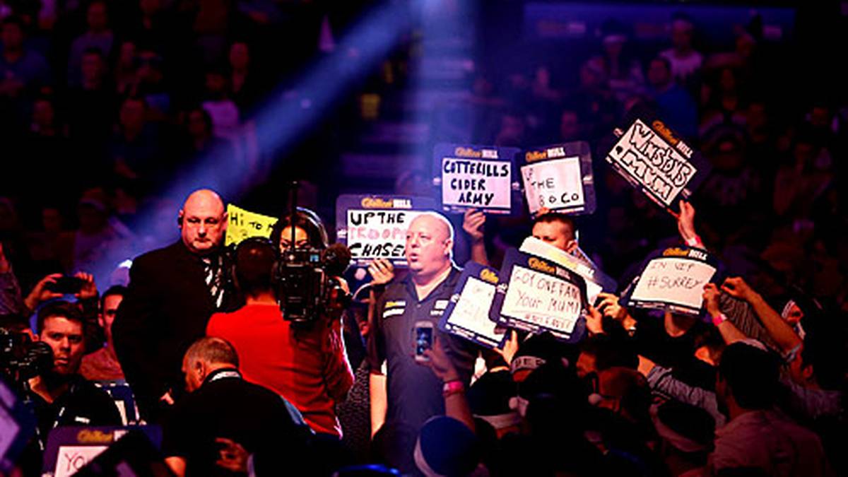 Tag 6: Die Walk-Ons der Spieler sind immer Highlights bei der WM. So auch der von Mervyn King, der gegen Max Hopp ran muss. "Bow down to the king" schallt durch den Ally Pally - und der "Erleuchtete" marschiert Richtung Dartboard