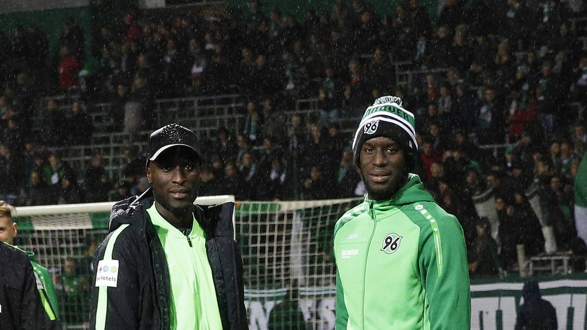 LAMINE UND SALIF SANÉ: Schalke Innenverteidiger Salif (r.) wechselte 2018 nach fünf Jahren von Hannover 96 zu den Königsblauen. Dort ist er seither Stammspieler. Sein vier Jahre älterer Bruder Lamine (l.) wechselte 2018 von Werder Bremen in die MLS zu Orlando City SC