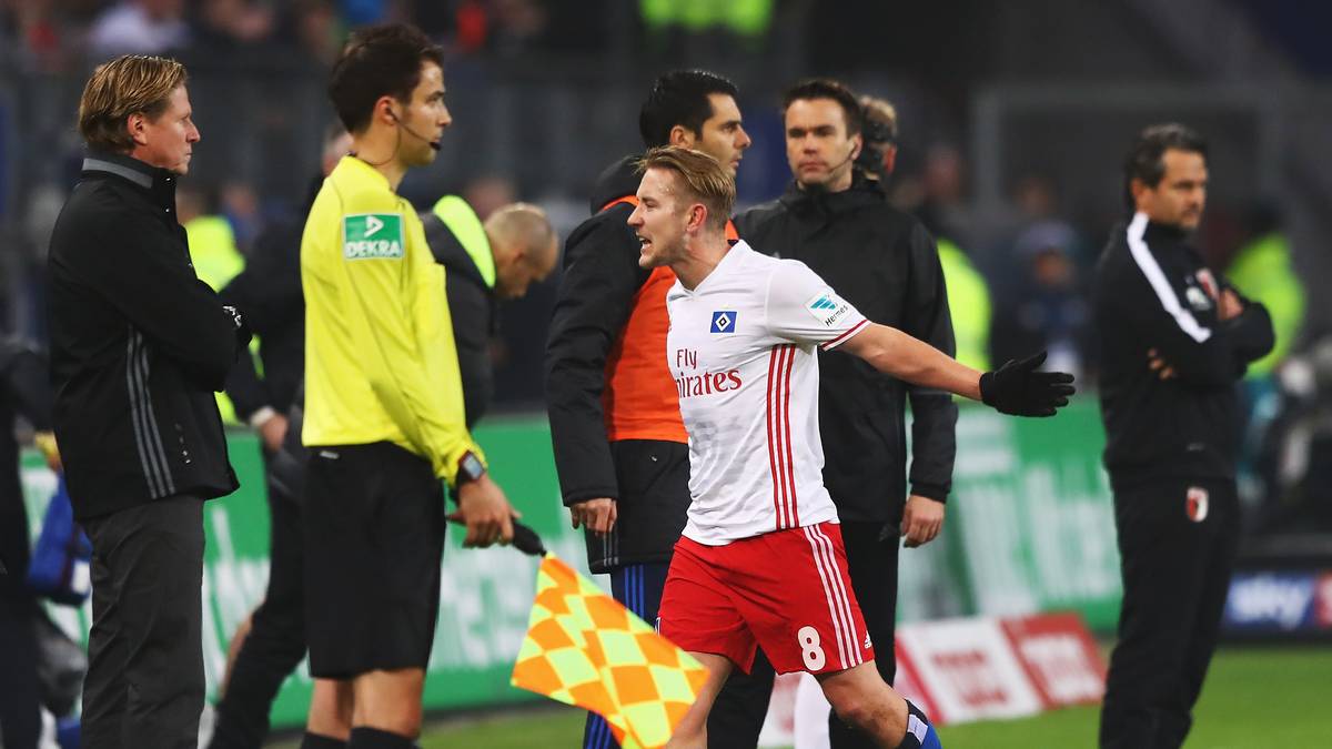 Heiß her geht es auch zwischen Hamburg und Augsburg. Lewis Holtby muss vom Platz