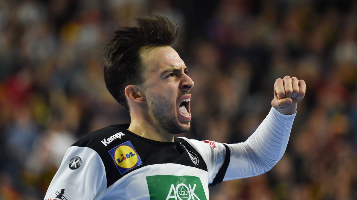 "Johnny", so Groetzkis Spitzname, ist der Kabinen-DJ im deutschen Team. "Er macht das gut", lobte Musche den Rechtsaußen für seine DJ-Qualitäten. Er ist mit der ehemaligen Wasserspringerin Jenny Kempf verheiratet. Das Paar erwartet das erste Kind