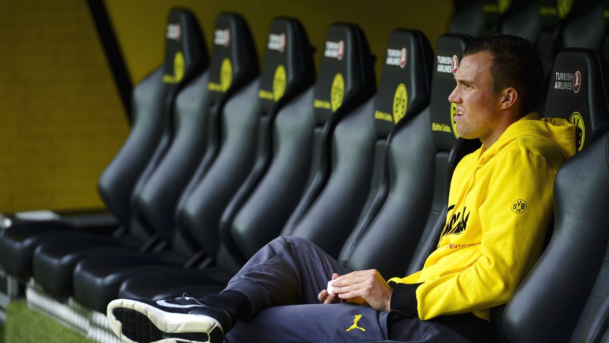 Weil er sich bei der Borussia nach der WM aber immer öfter auf der Ersatzbank wiederfindet, wechselt er im Sommer 2015 zu Galatasaray Istanbul - so jedenfalls der Plan. Weil die Transferunterlagen 48 Sekunden zu spät bei der FIFA eingereicht werden, bekommt er keine Spielberechtigung und muss ein halbes Jahr zuschauen