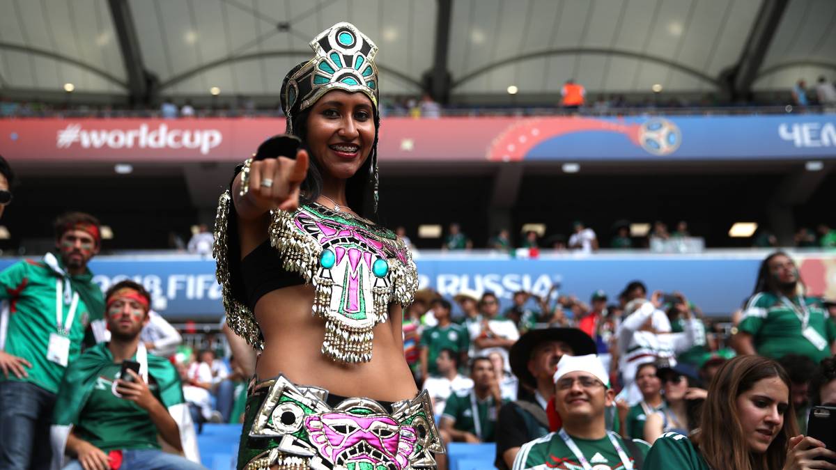 Ein farbenfrohes, traditionelles und sehr knappes Outfit trägt diese Mexiko-Anhängerin