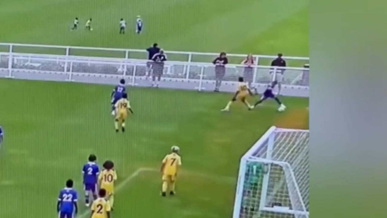 Dieser kleine Junge verzückt mit irren Tricks die Fußball-Welt