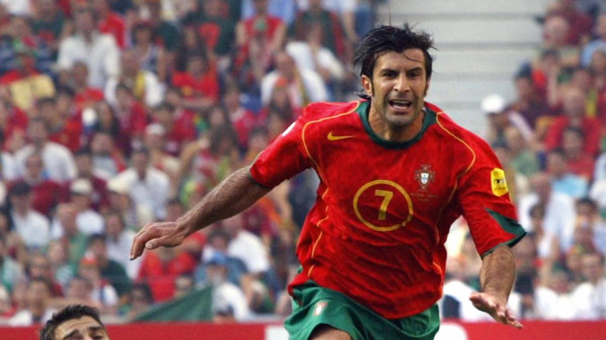 Portugal - Griechenland 1:2 - Superstar Luis Figo (r.) träumt vom Heimtriumph mit seinem Team, verliert aber zum Auftakt gegen Otto Rehhagels Griechen. Portugal schafft es trotzdem bis ins Finale - um dort wieder am Überraschungsteam zu scheitern