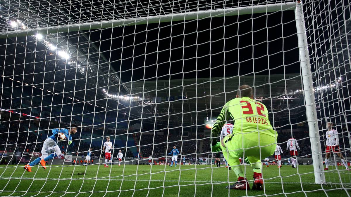 TORHÜTER: Peter Gulacsi (r.) ist in dieser Saison ein sicherer Rückhalt im RB-Tor. Bislang stand er in jedem Europapokalspiel im Tor - musste allerdings jedes Mal mindestens einmal hinter sich greifen. Gegen Marseille hofft er auf seine erste weiße Weste in Europa